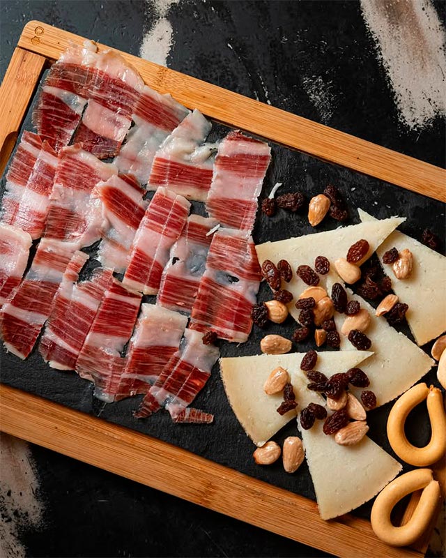 Tabla de Jamón y Queso de la Bodega La Niña Inés Tabla de Jamón y Queso de la Bodega La Niña Inés