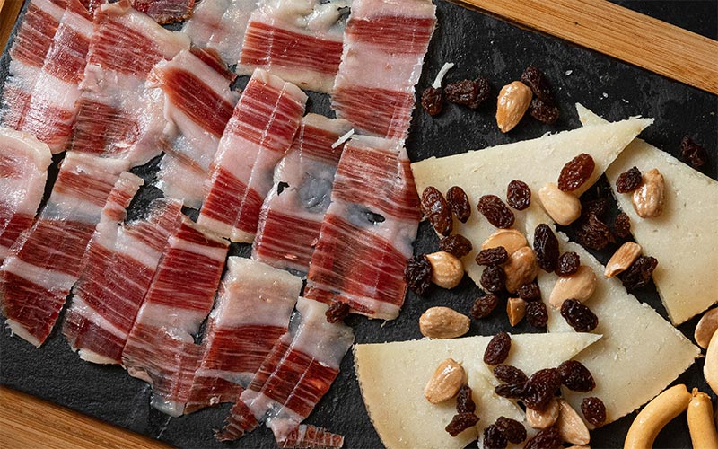 Tabla de jamón y queso de la Bodega La Niña Inés